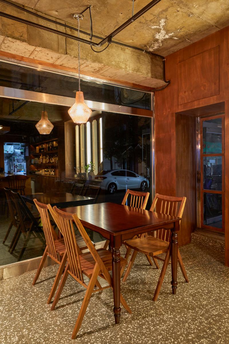 30 平米美食小店，木质元素营造温馨复古风-10