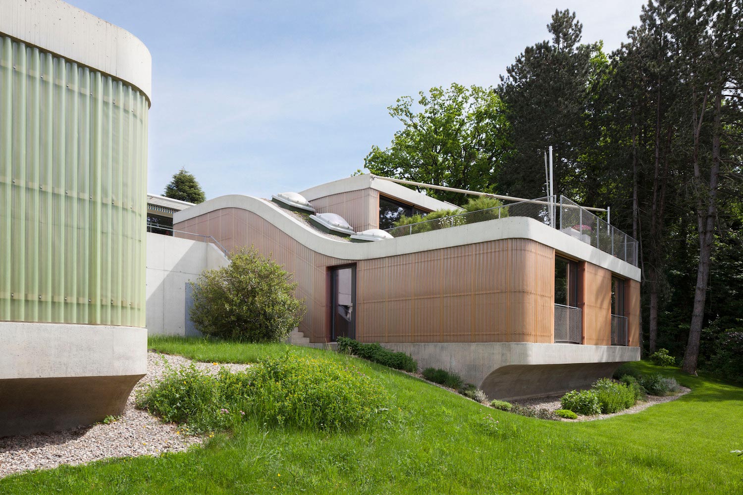 瑞士霍夫斯特滕山坡别墅，弯曲屋顶连接两层空间-2