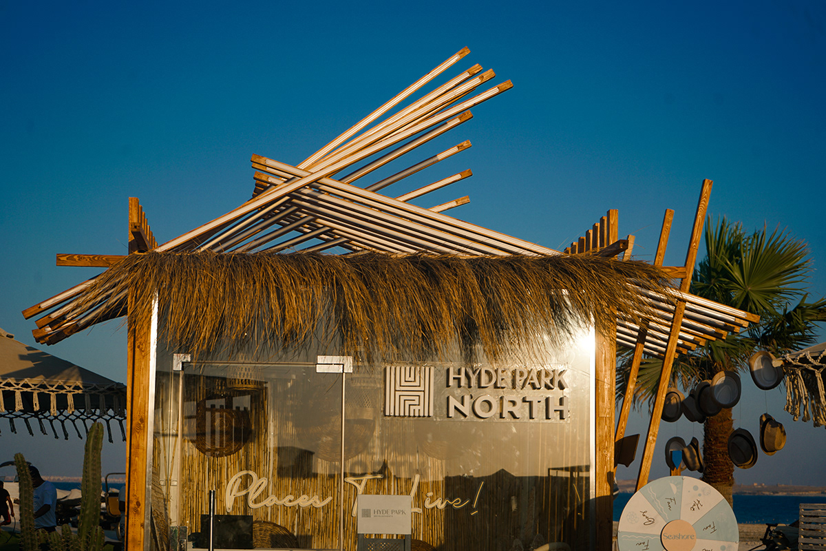 海边草屋美陈  超有氛围的户外露营网红打卡地展陈设计-7