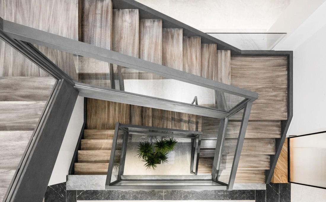 异形屋顶下的现代生活空间-15