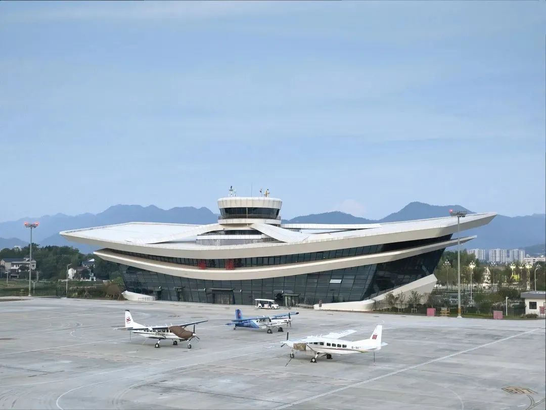 建德航空小镇千岛湖通用航站楼丨中国杭州丨上海境澜建筑设计有限公司,上海同设建筑设计院有限公司-7