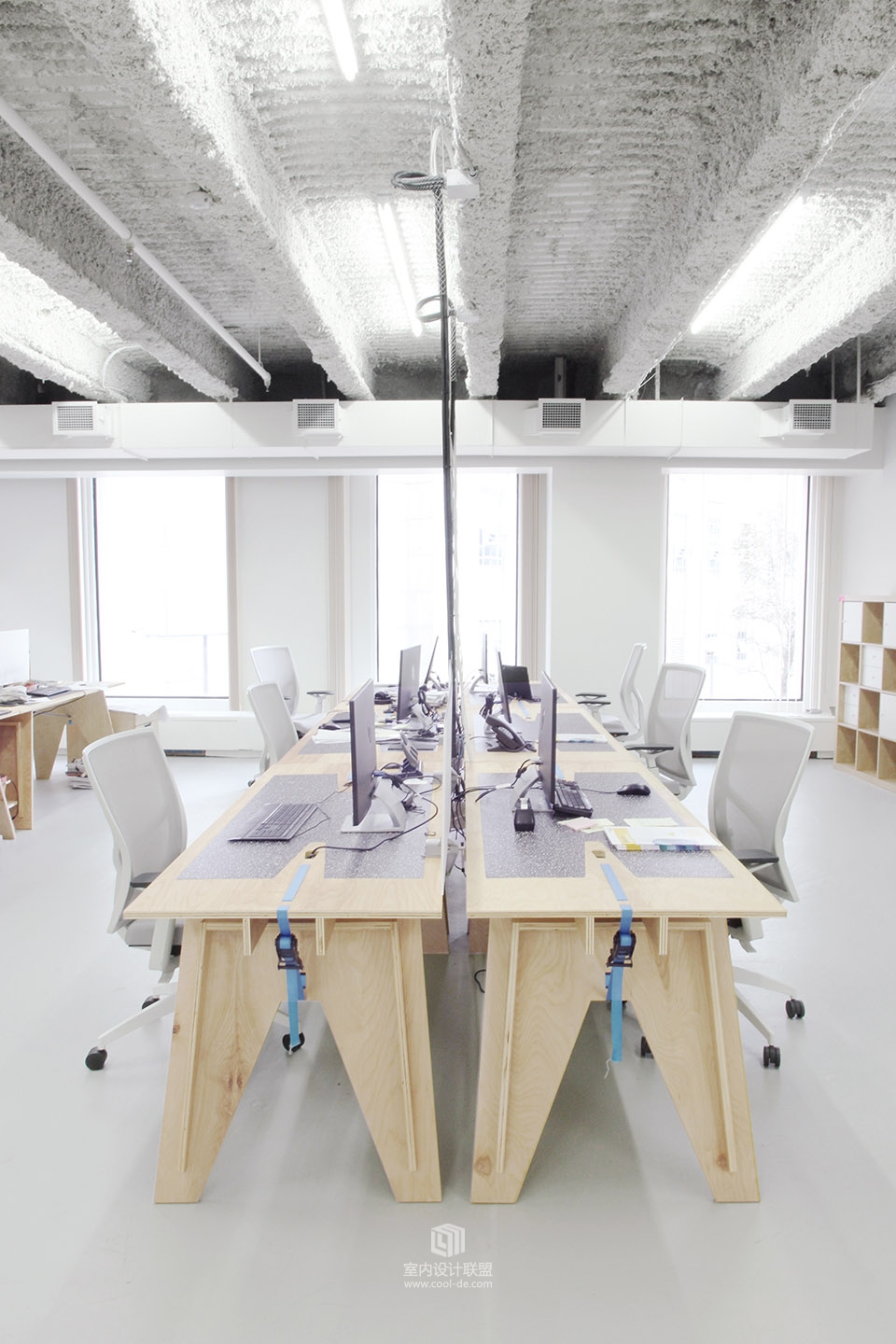 连家具都自己做的超简装低碳办公室，波士顿，美国-6