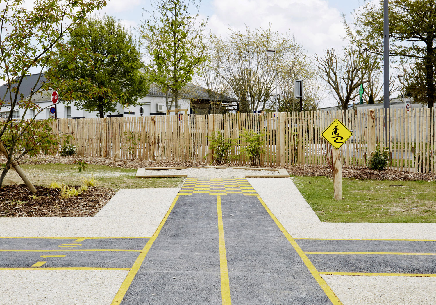 法国 Courdimanche 公园游乐场 | 绿意盎然的城市空间-10