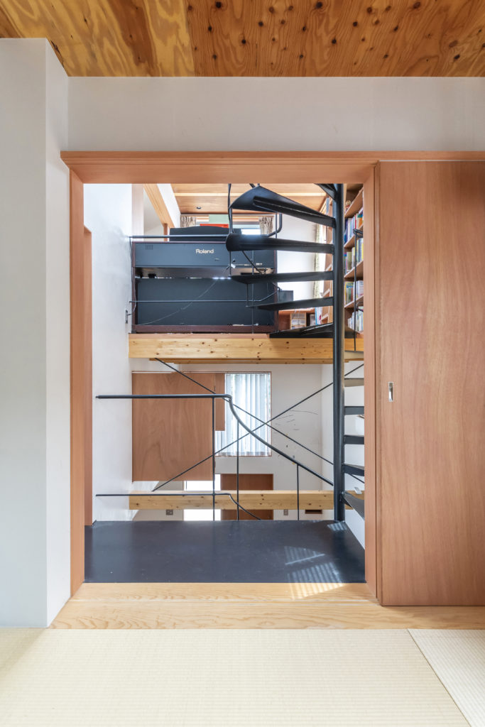 外にも中にも視線が抜けるおおらかなつくりで人が集まる家 | Architecture | 100%LiFE-10