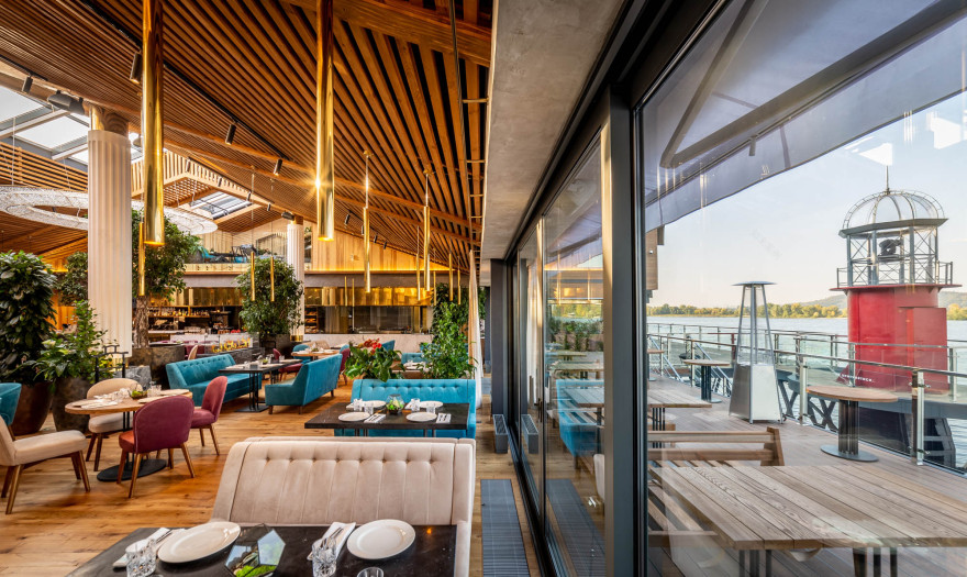 基辅河畔灯塔餐厅(Mayak)-9