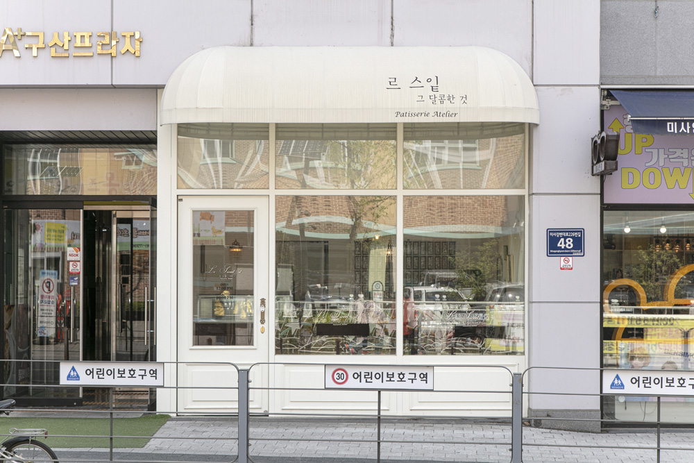 白色与木色交融，极简主义的餐厅设计-18