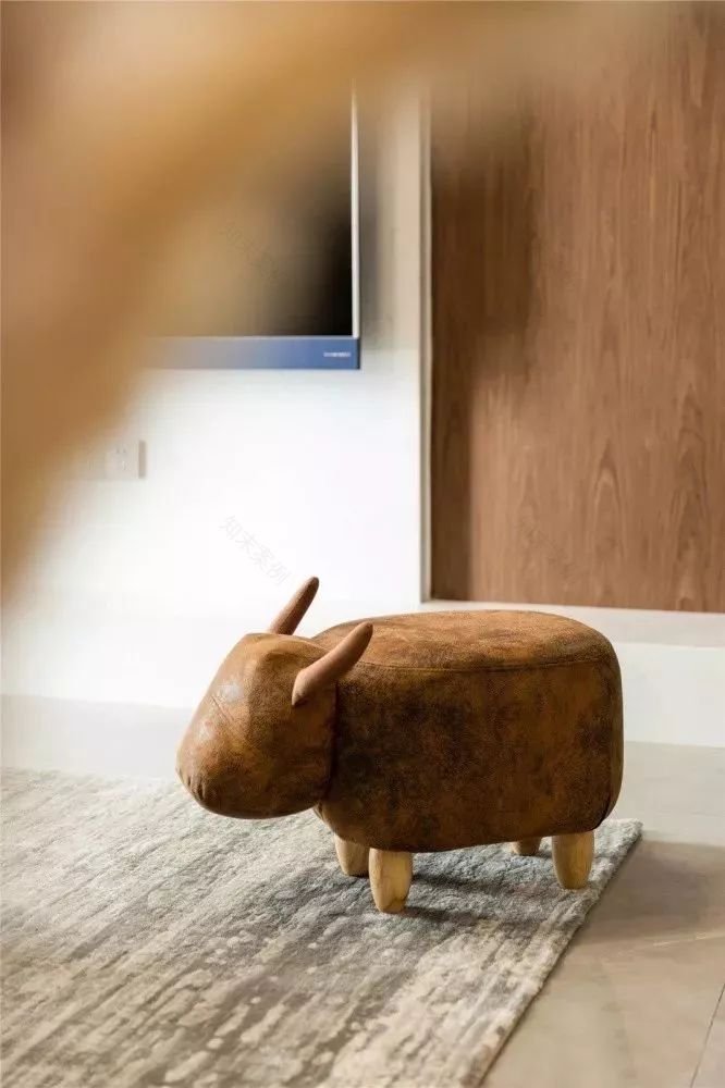 现代简约风三居室,原木大理石打造温馨生活空间-23