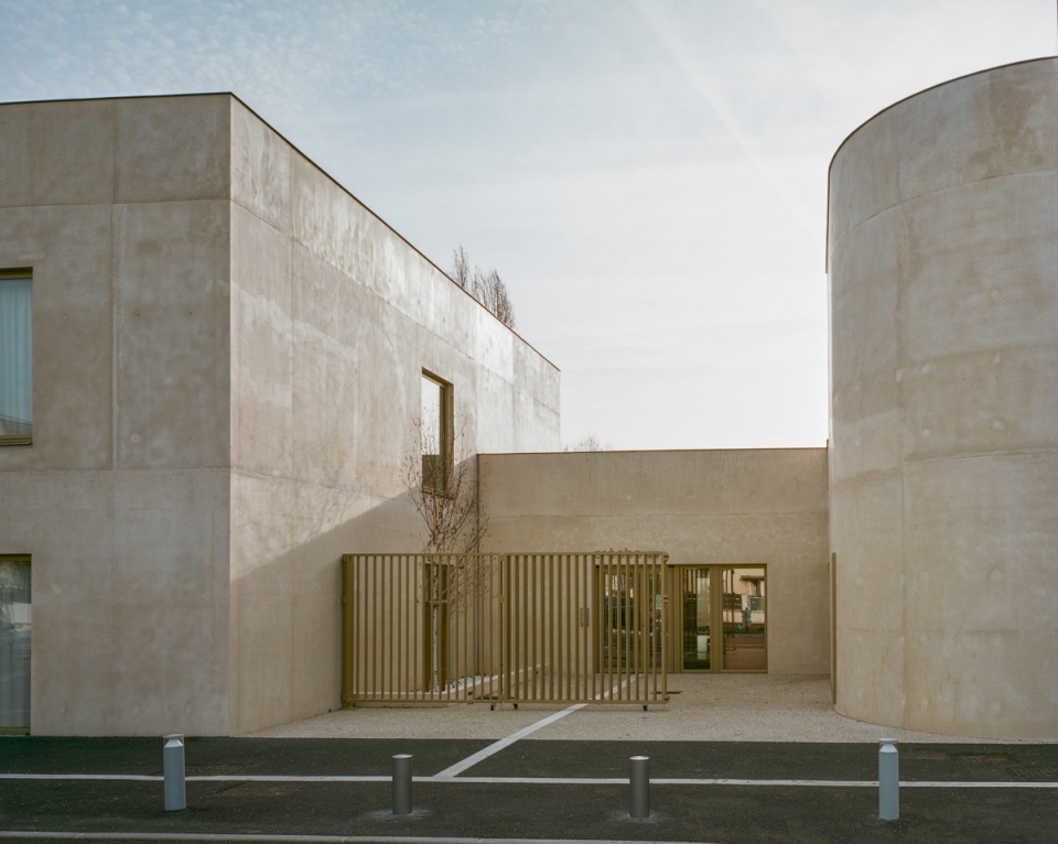 弧形墙体打造和谐环境,彩色混凝土呈现现代永恒-22