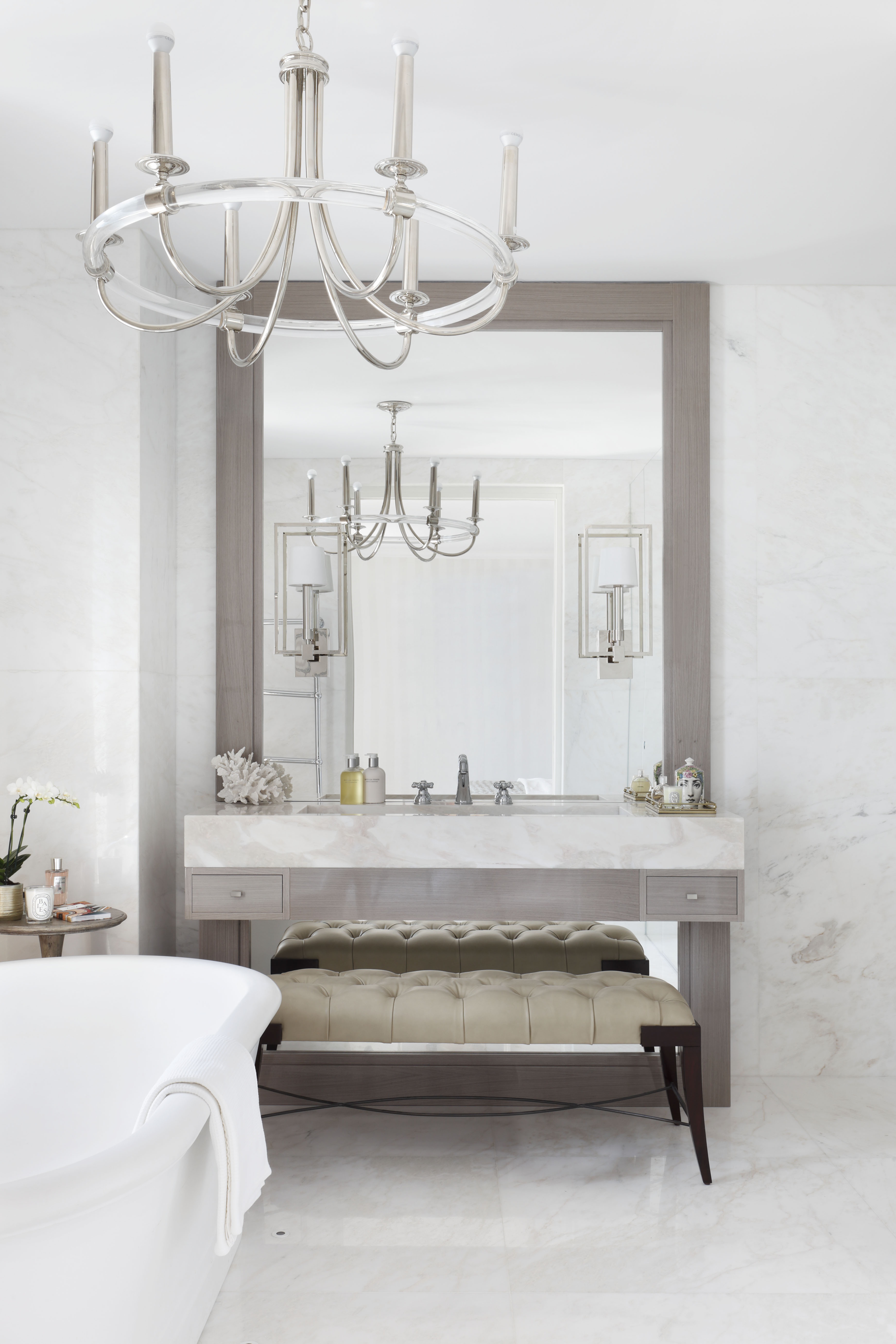 湖景别墅;湖畔小屋(在无更多上下文时,结合常见表达这么确定,湖景别墅相对更常用湖景住宅的概念,湖畔小屋更偏向位于湖边的小房子意思,下面统一按湖景别墅输出译文 )
湖景别墅丨意大利丨Oliver Burns Studio-21