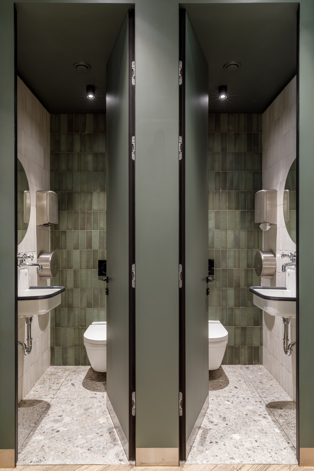 环形灯光点亮俄罗斯咖啡馆设计丨Ledmonster-12