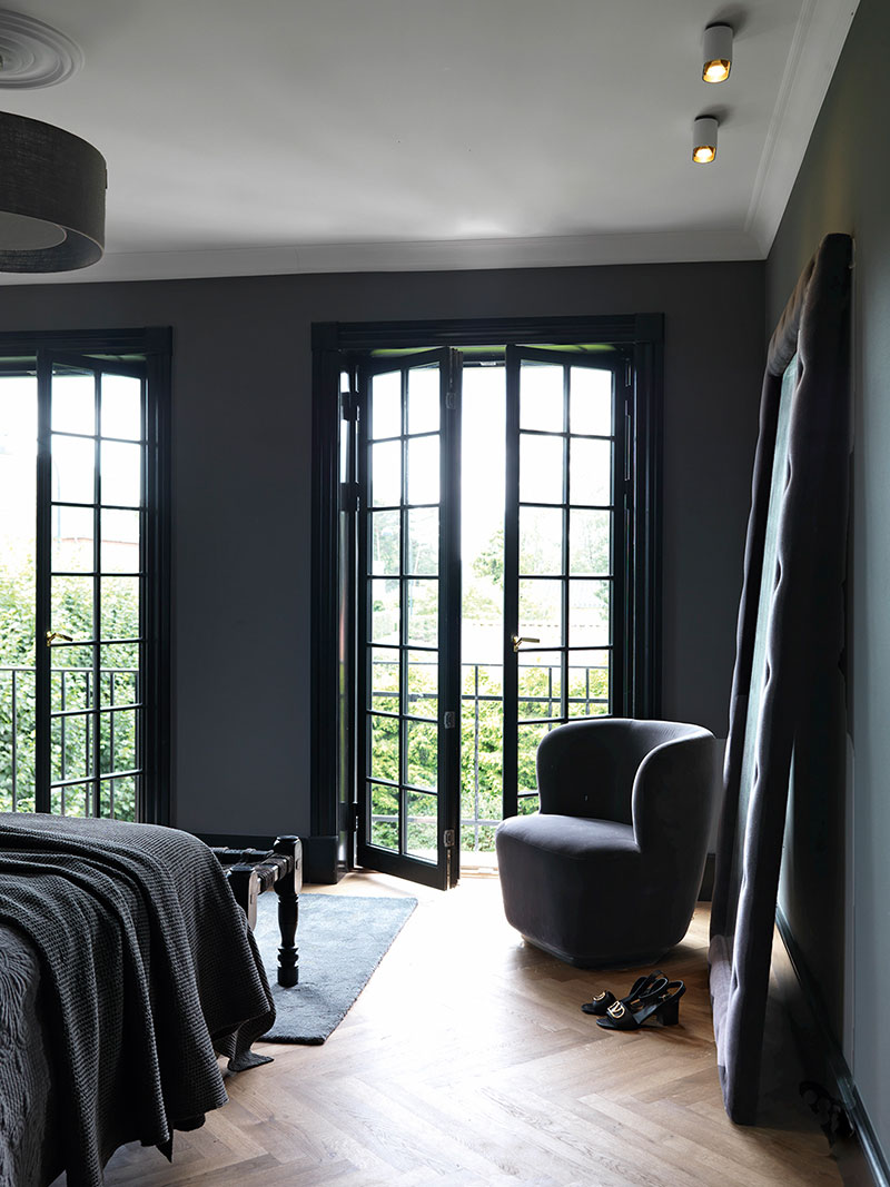 哥本哈根黑色家居中的大胆黄铜厨房-11