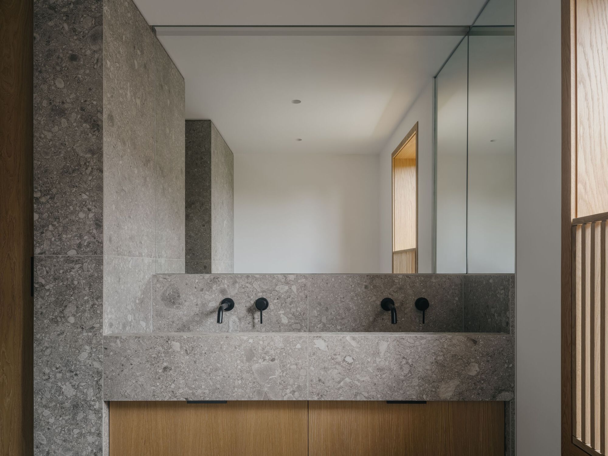 光隙间洒下光影的家庭住宅（注：komorebi是日语外来词，指从树叶缝隙间洒下的阳光） 丨英国伦敦丨ConForm Architects-60