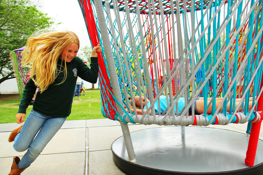 'Los Trompos'临时装置-28