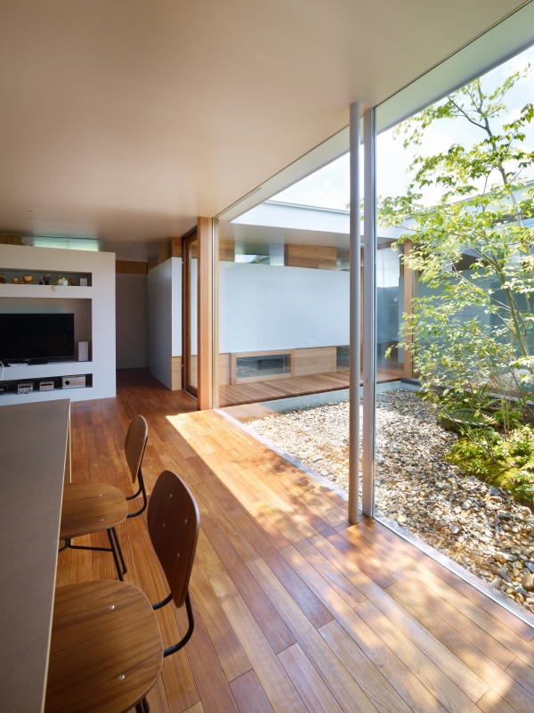 奈良省简约木制住宅 | 室内外视线互动,打造私密花园空间-21