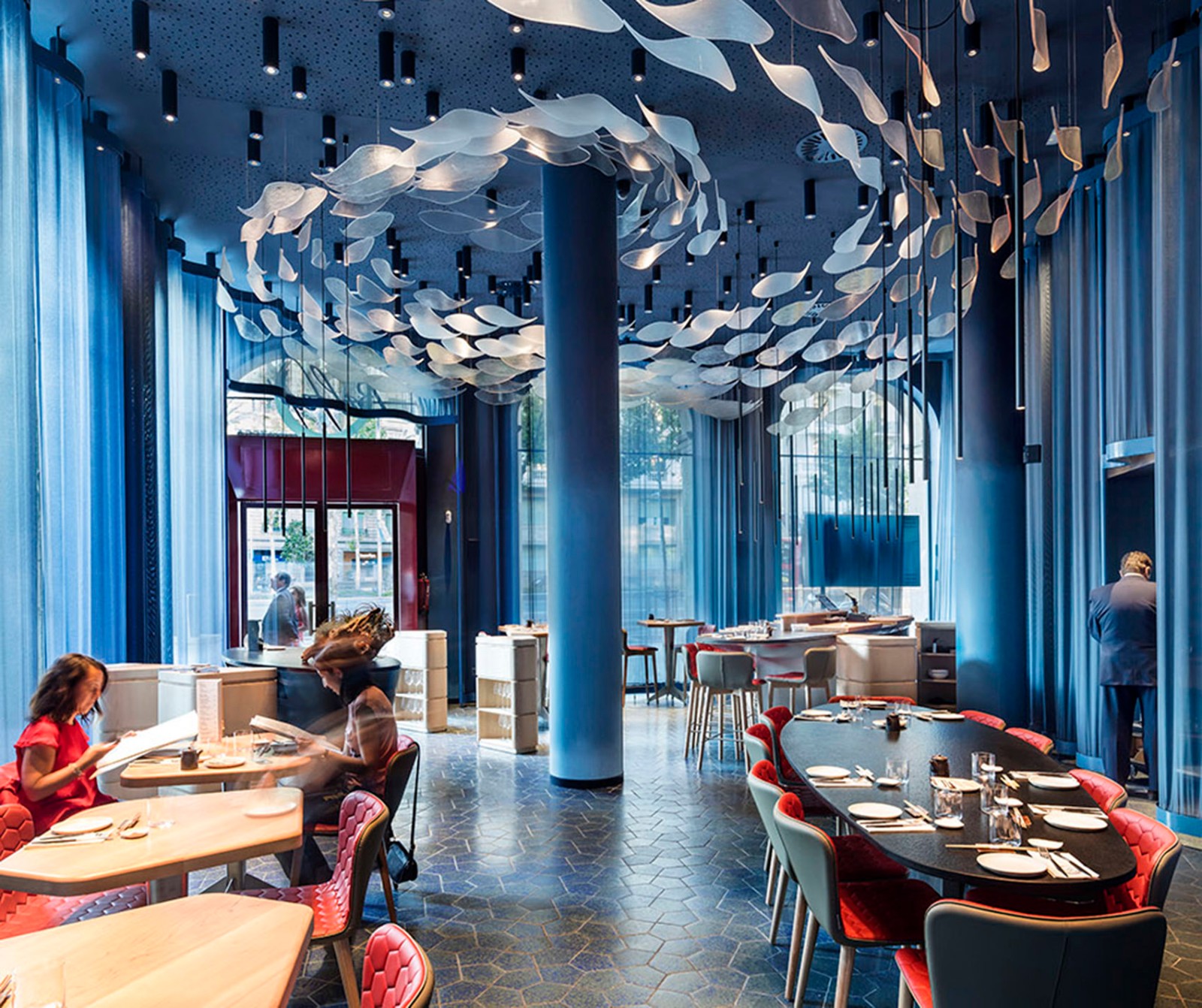 悉尼“碧波粼粼”的温暖餐饮空间-6