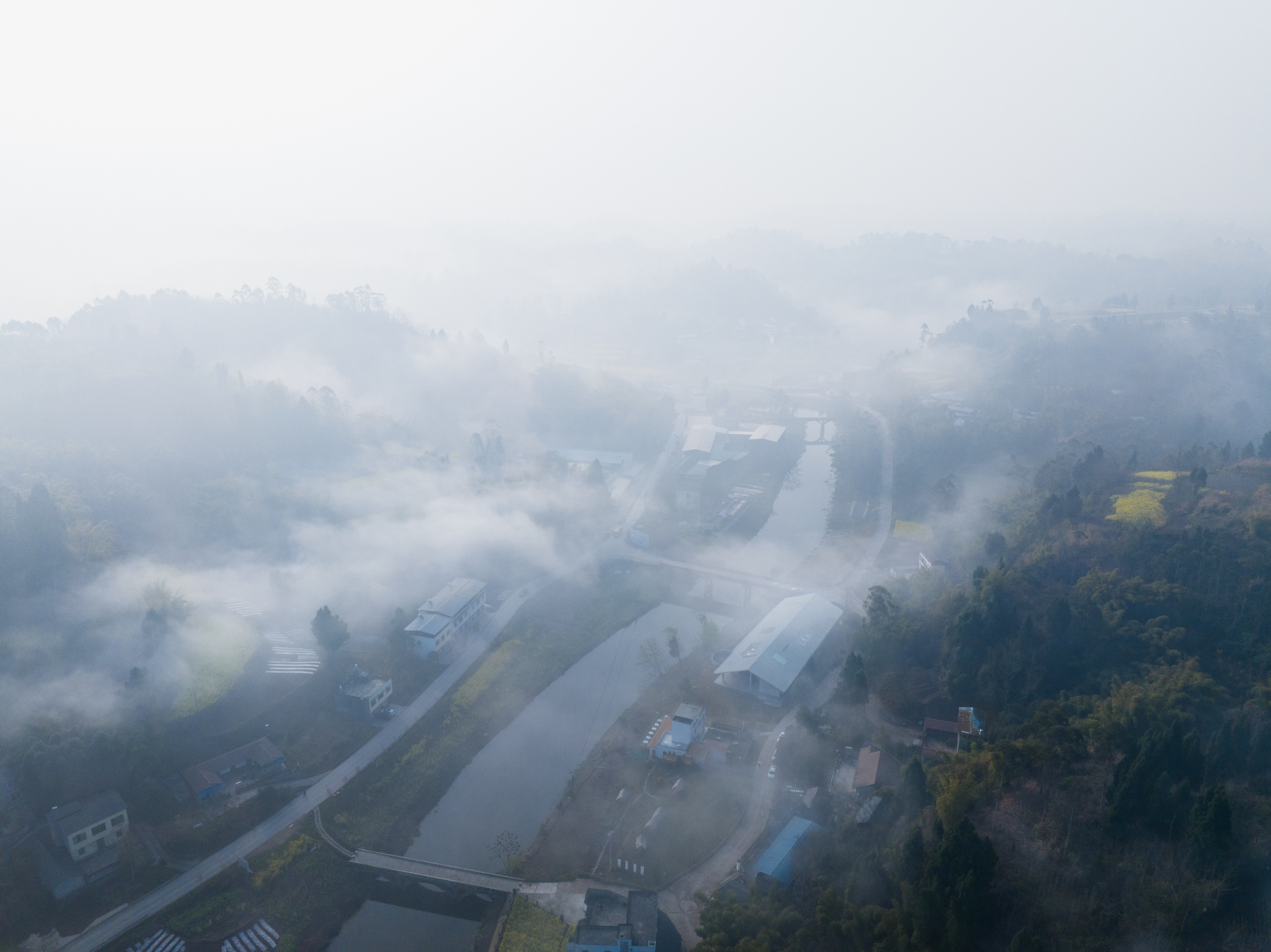 乐山市东林村镇文化中心，在60米屋檐下穿街走巷 / 时地建筑工作室-2