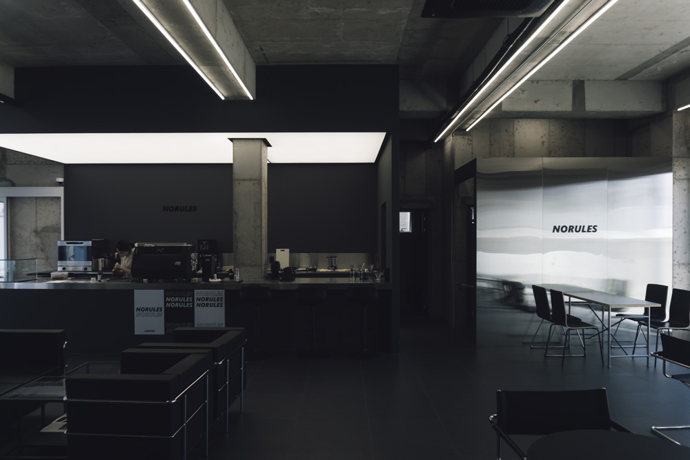 "韩国室内设计师打造 34 平极简咖啡厅，工业风设计成亮点"-5