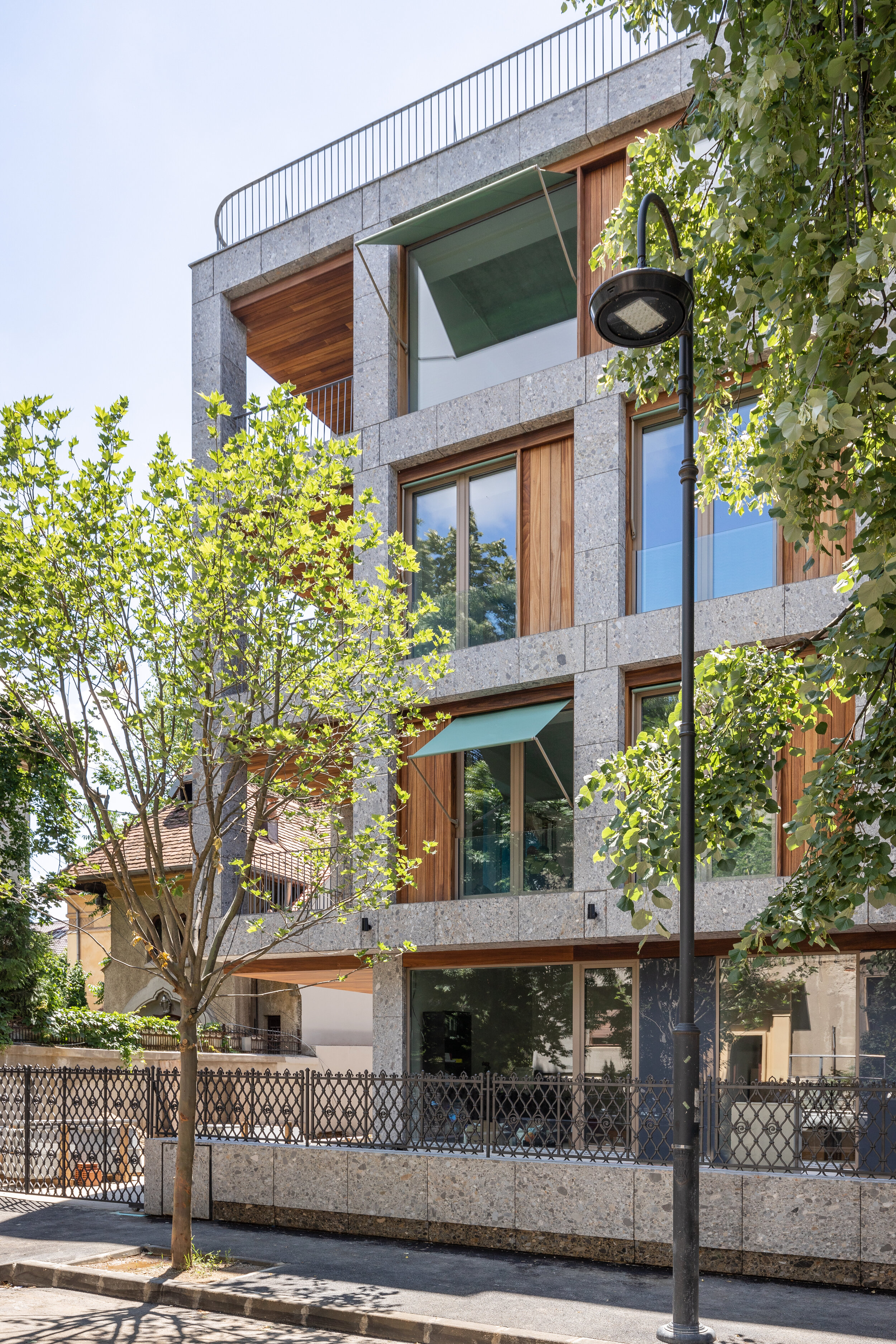 华沙6号

注：VARSOVIA是拉丁语中华沙（波兰首都）的名称这里6推测可能是编号之类，由于缺乏更多背景信息，按常规理解翻译为华沙6号  -6