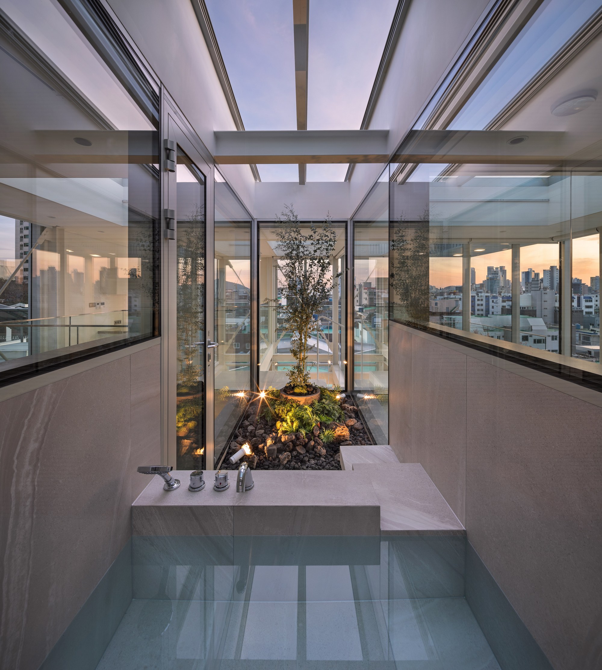 Light Hollow / YounghanChung Architects-44