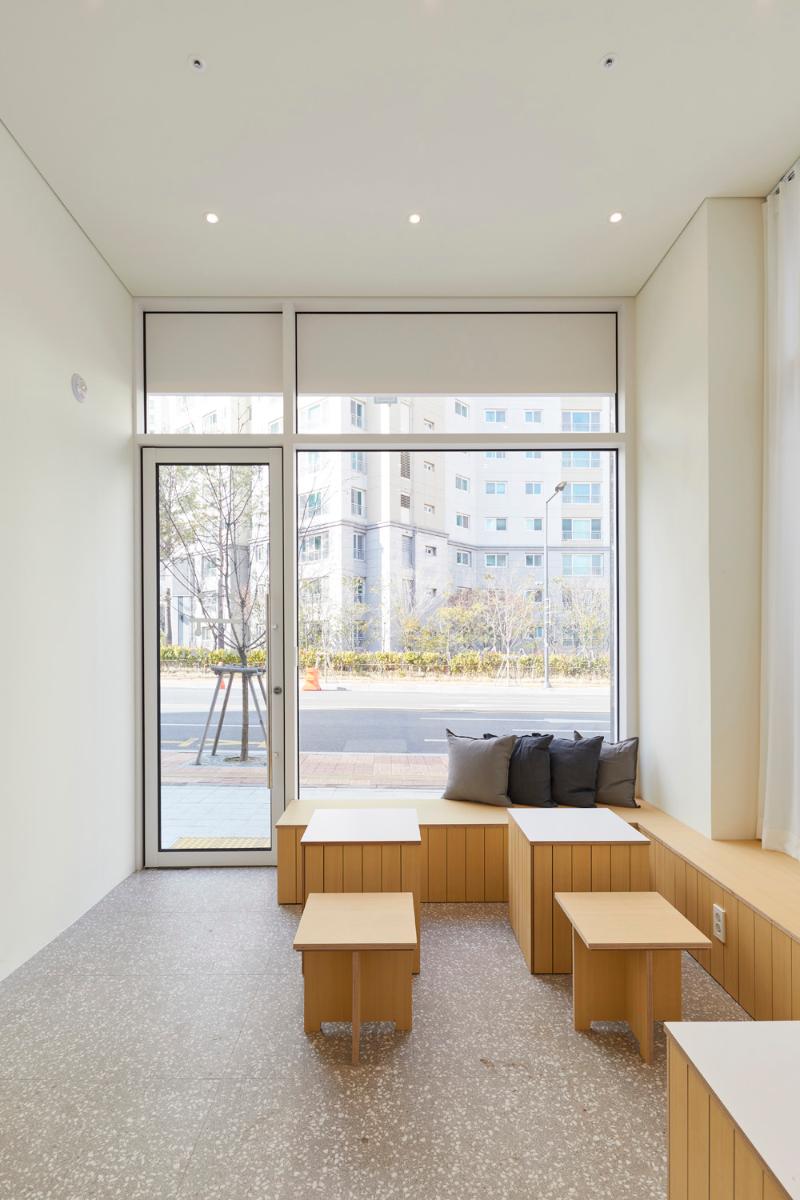 13 坪简约咖啡馆，尽显白色与木纹之美-9