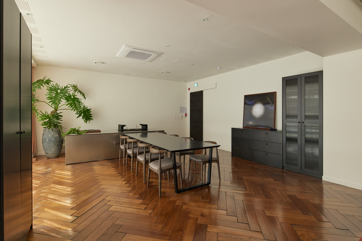 高级白色与木质，打造 92 分豪华室内空间-11