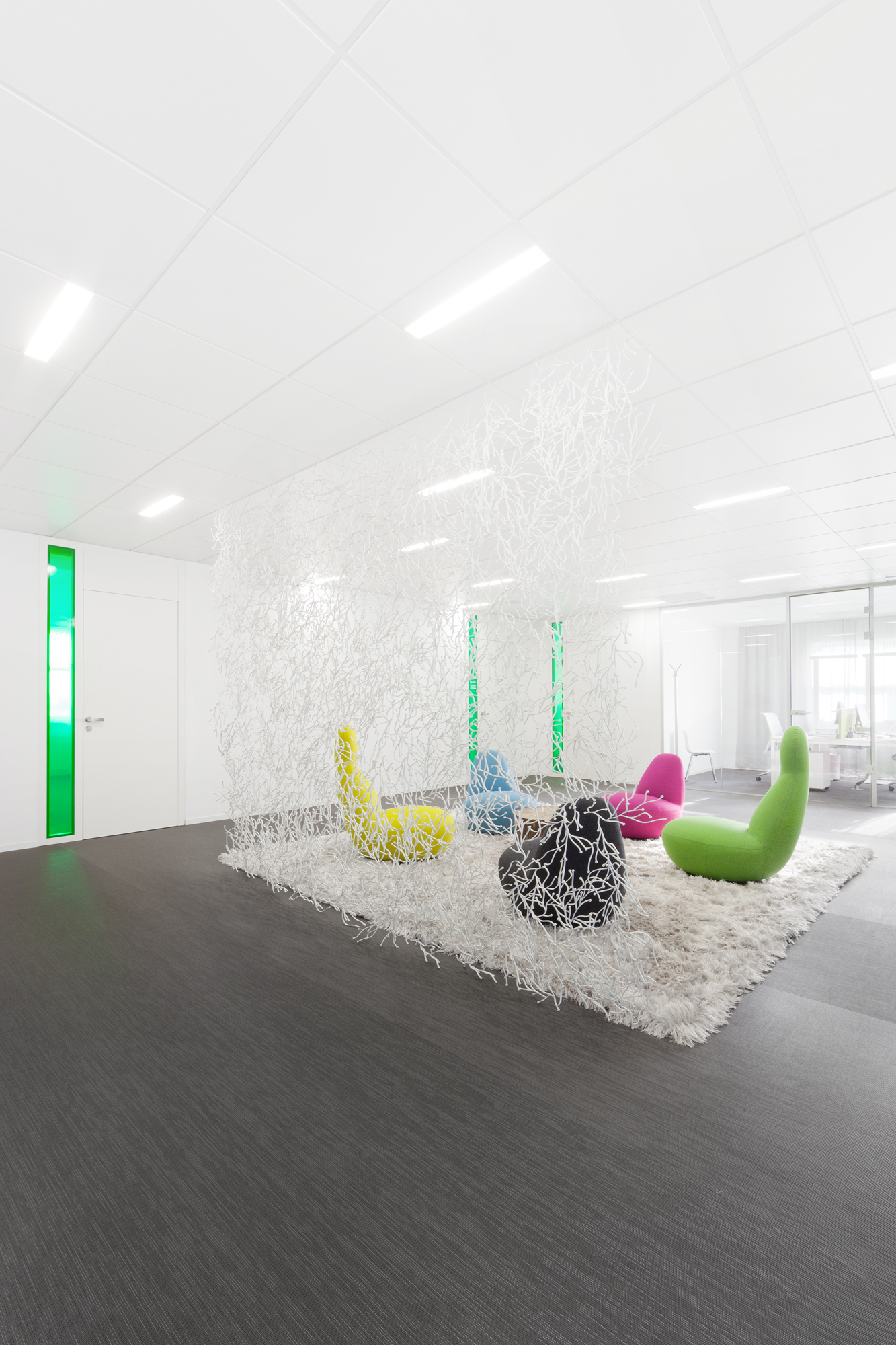 布拉格 KKCG 建筑室内设计 | 垂直花园与自然材料的融合-22