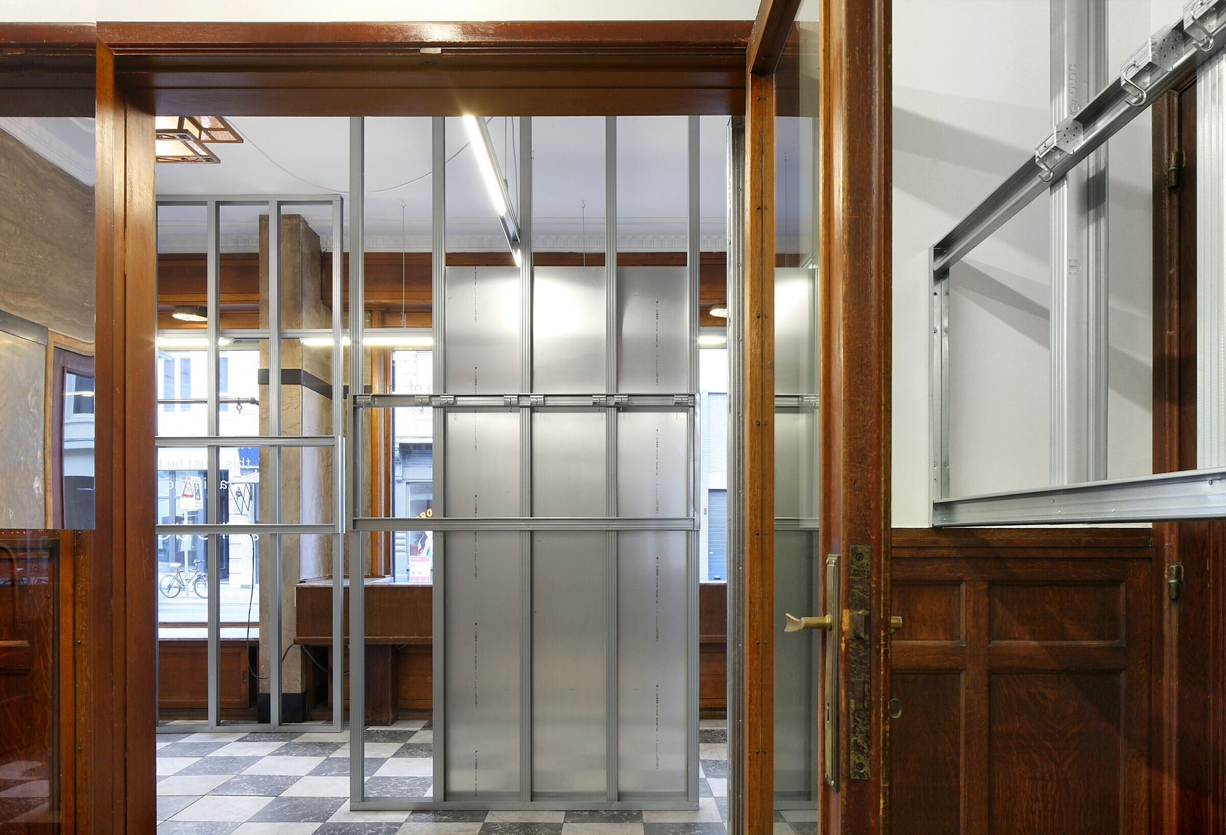 旧烘焙坊中的精美内衣店-20