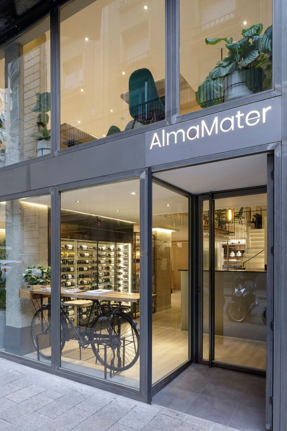 预算问题变成设计优势，打造原生态工业风格餐厅-14