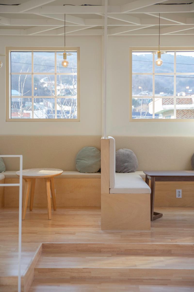 甜蜜的 58 平米白色&木质咖啡馆设计-9