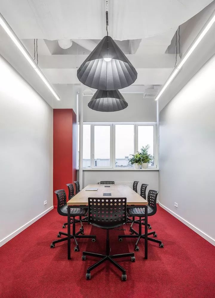 乌克兰 AmoMedia 办公室 | 工业风与活力的红绿碰撞-6