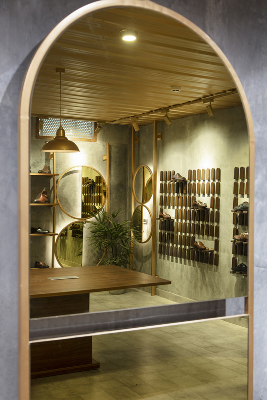 融合建筑美学的奢华鞋店设计-15