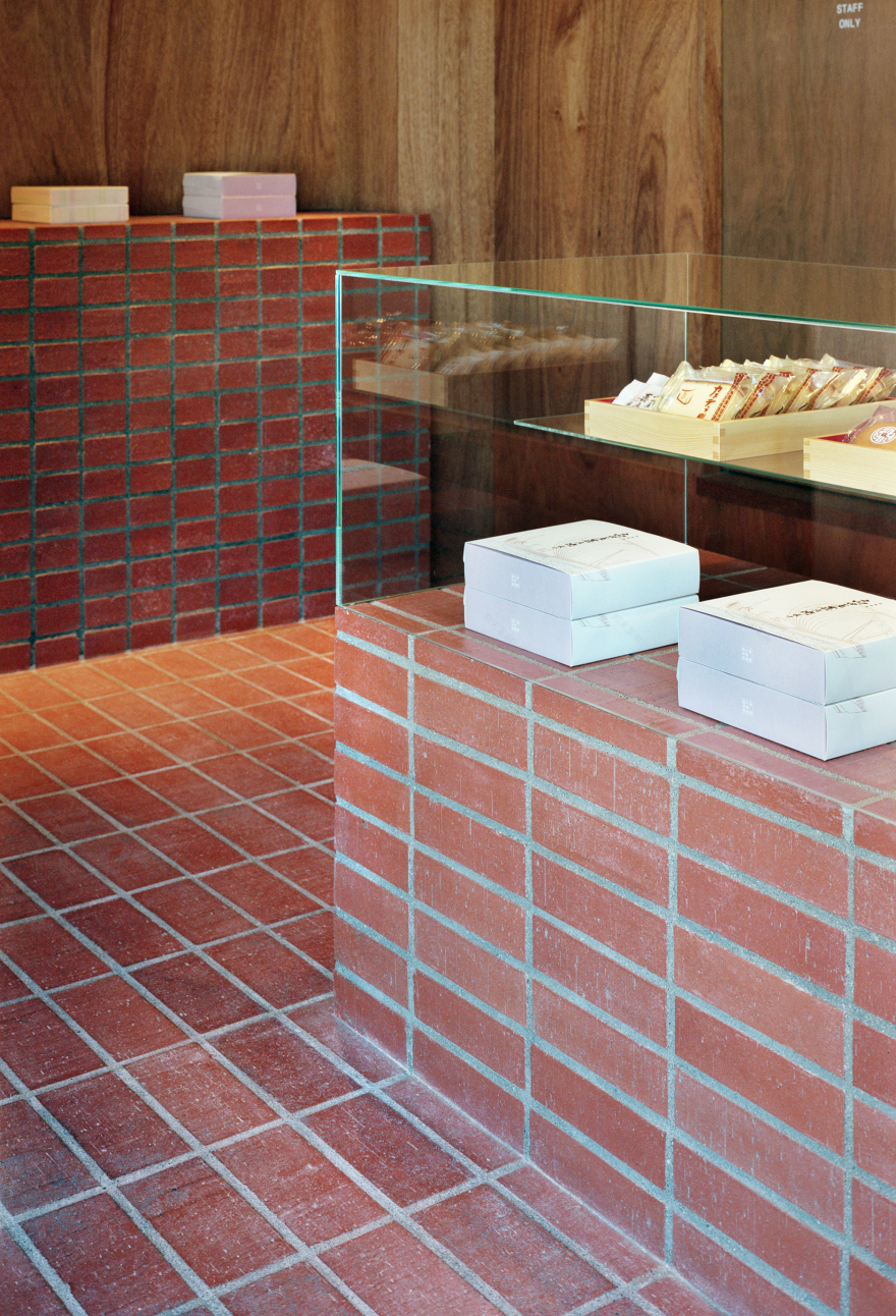 穿越時空的甜蜜滋味:長坂常改造函館百年老店「千秋庵總本家」,紅磚咖啡館的日西合璧 | FAM-30