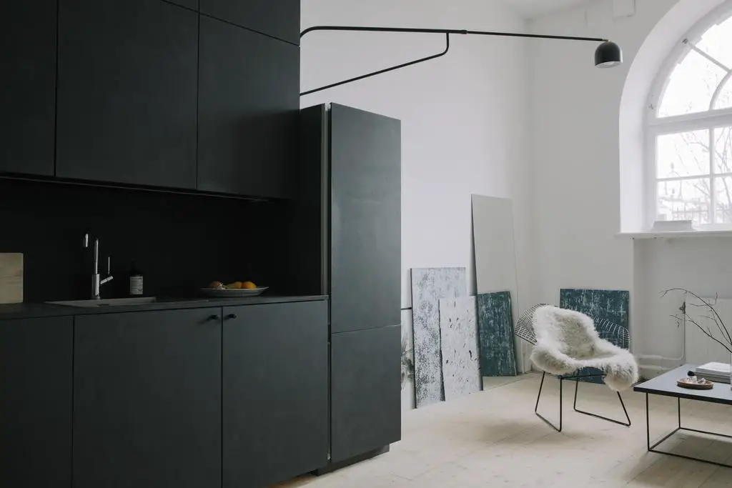 独特半圆形窗户照亮的明亮工作室-5