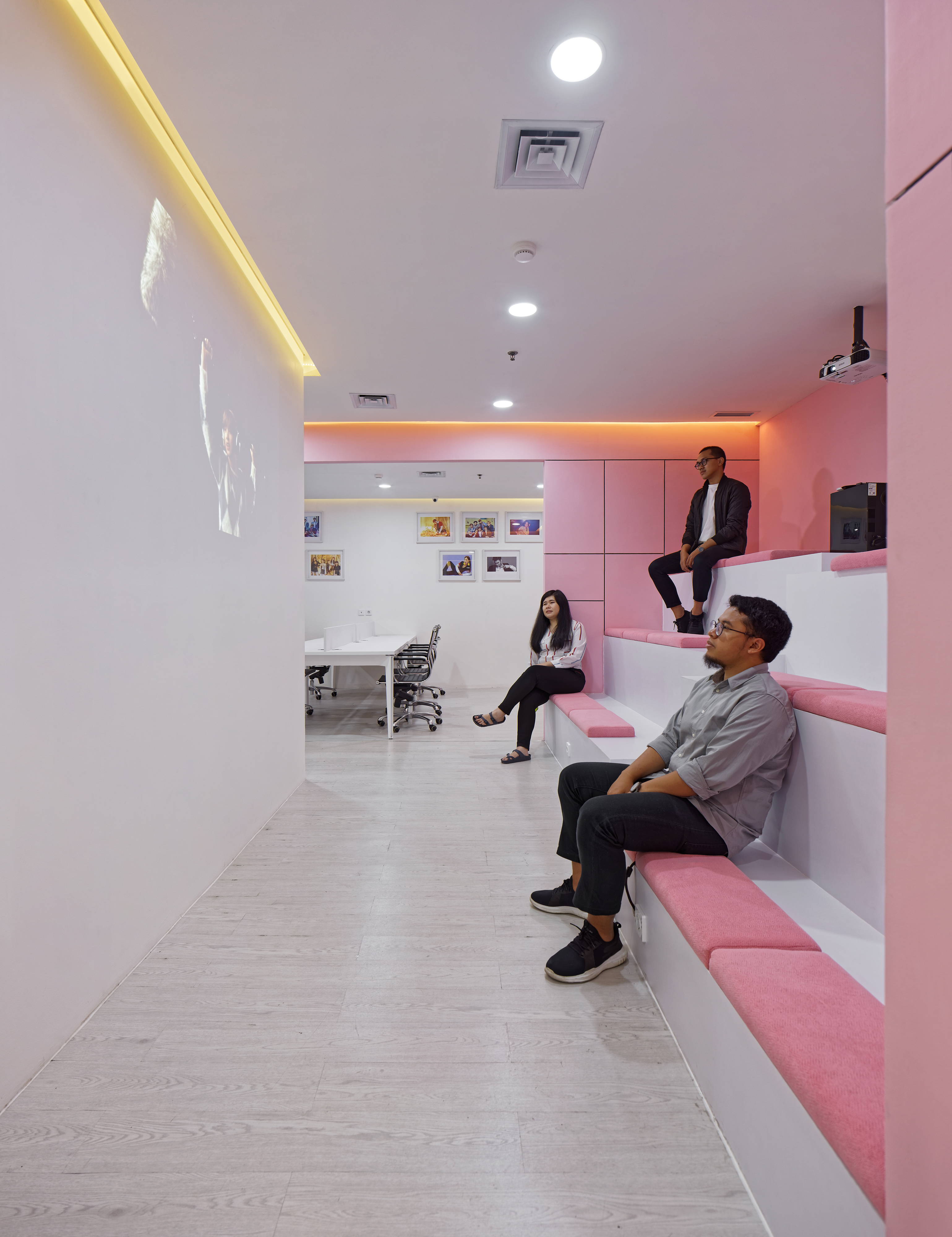 粉盒阶梯 | SM 娱乐印尼代表处的室内设计-18