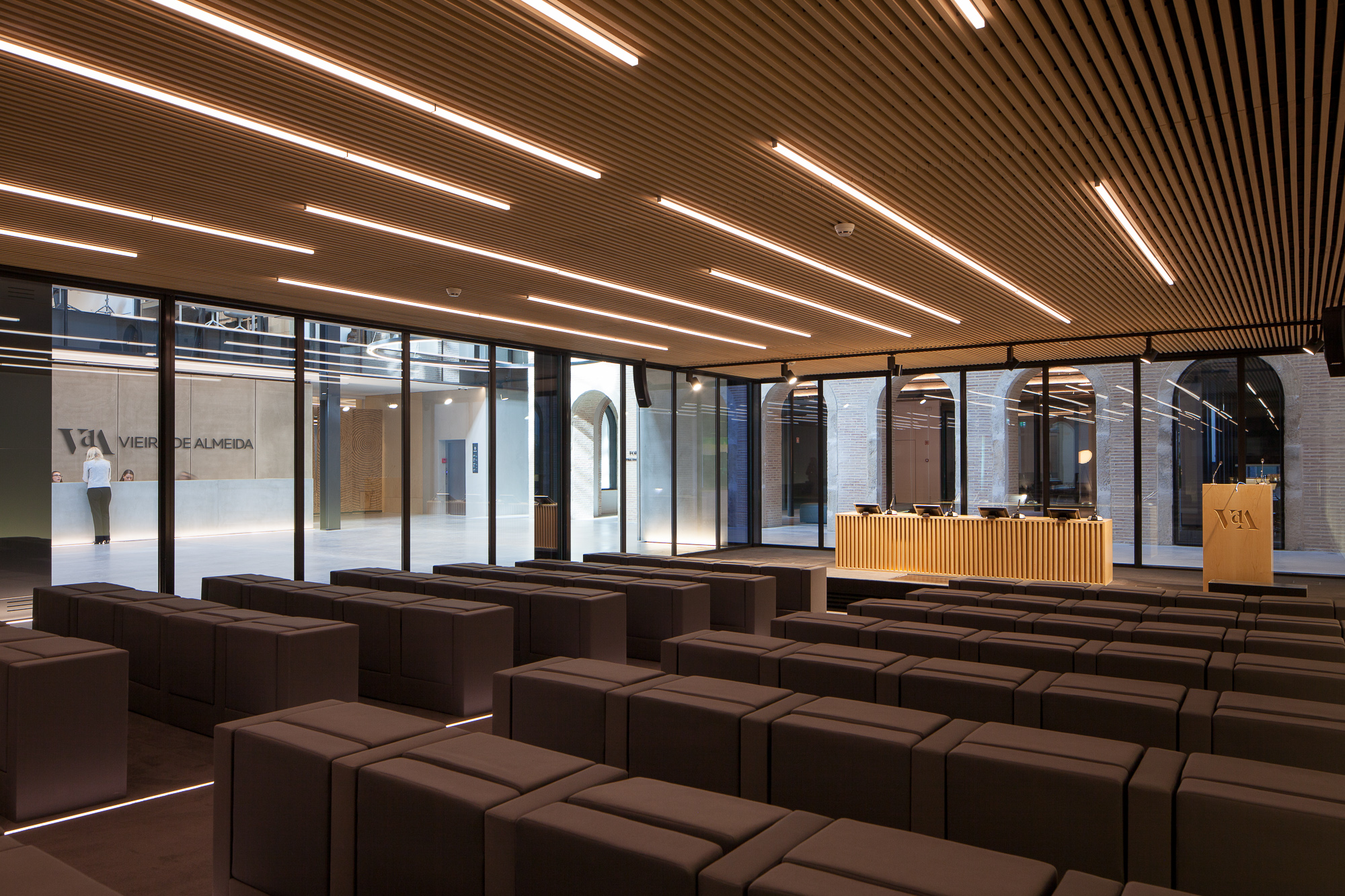 " Lisbon 潮流工业风办公空间"-28