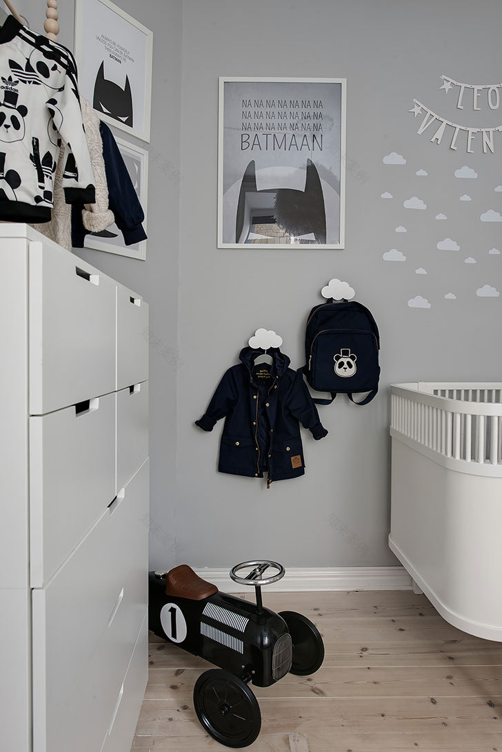 瑞典灰色家居,金属元素与插画打造个性空间-11