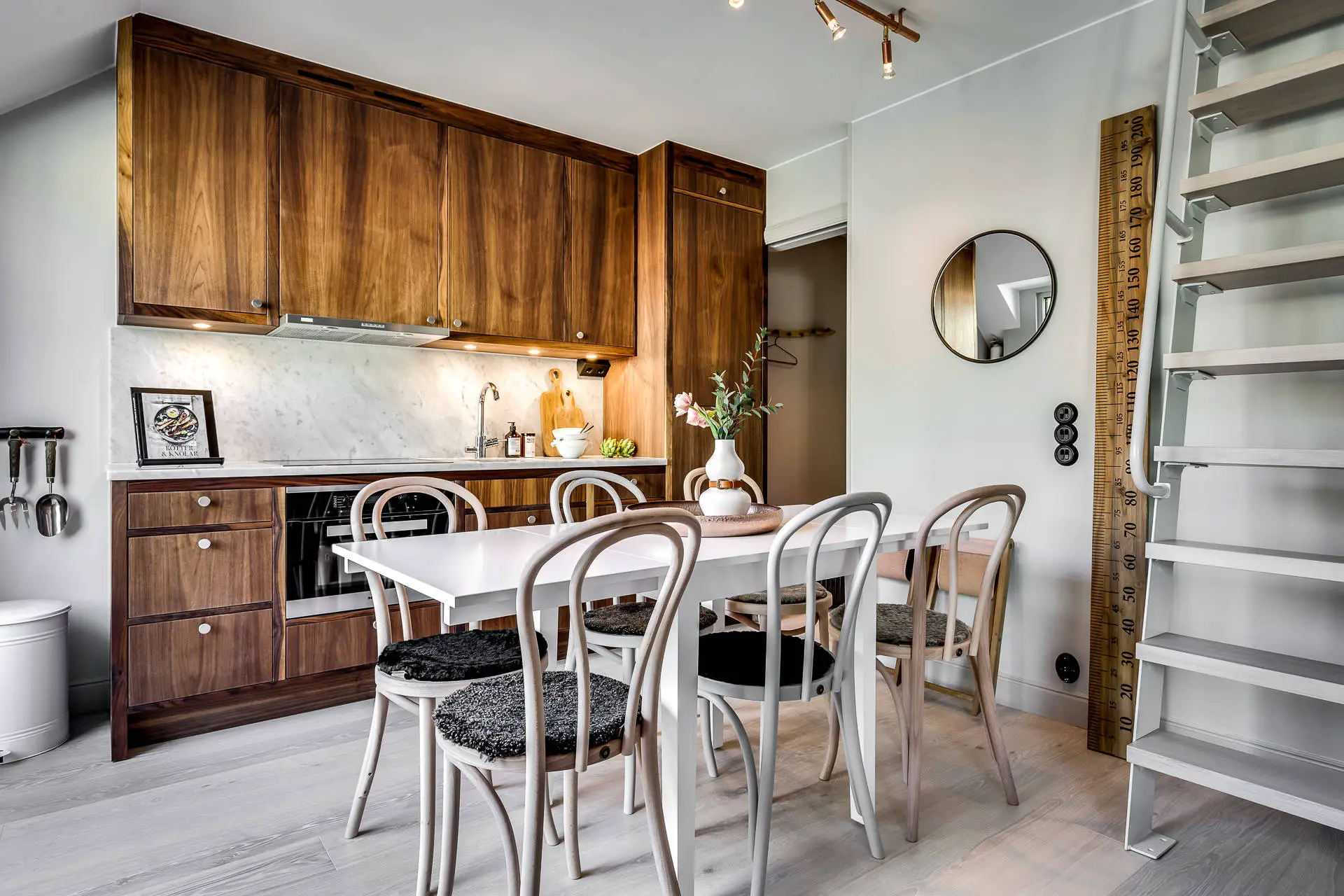 同一大厦内的三套风格统一又各具特色的公寓设计-7