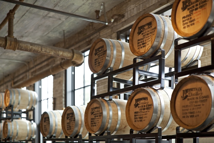 Michigan 百年老厂房变身为现代手工威士忌酒坊，历史与未来交融-12
