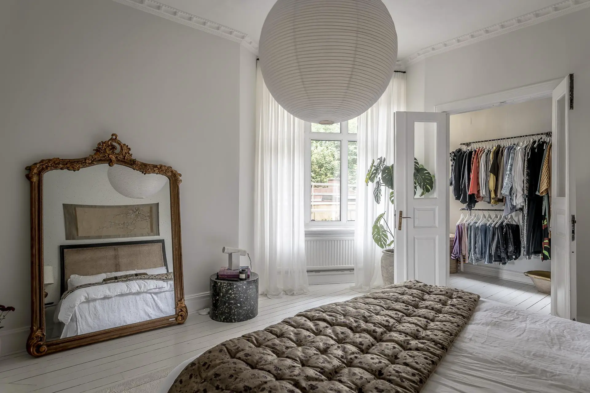 瑞典极简白色公寓,完美融合复古与现代元素-13