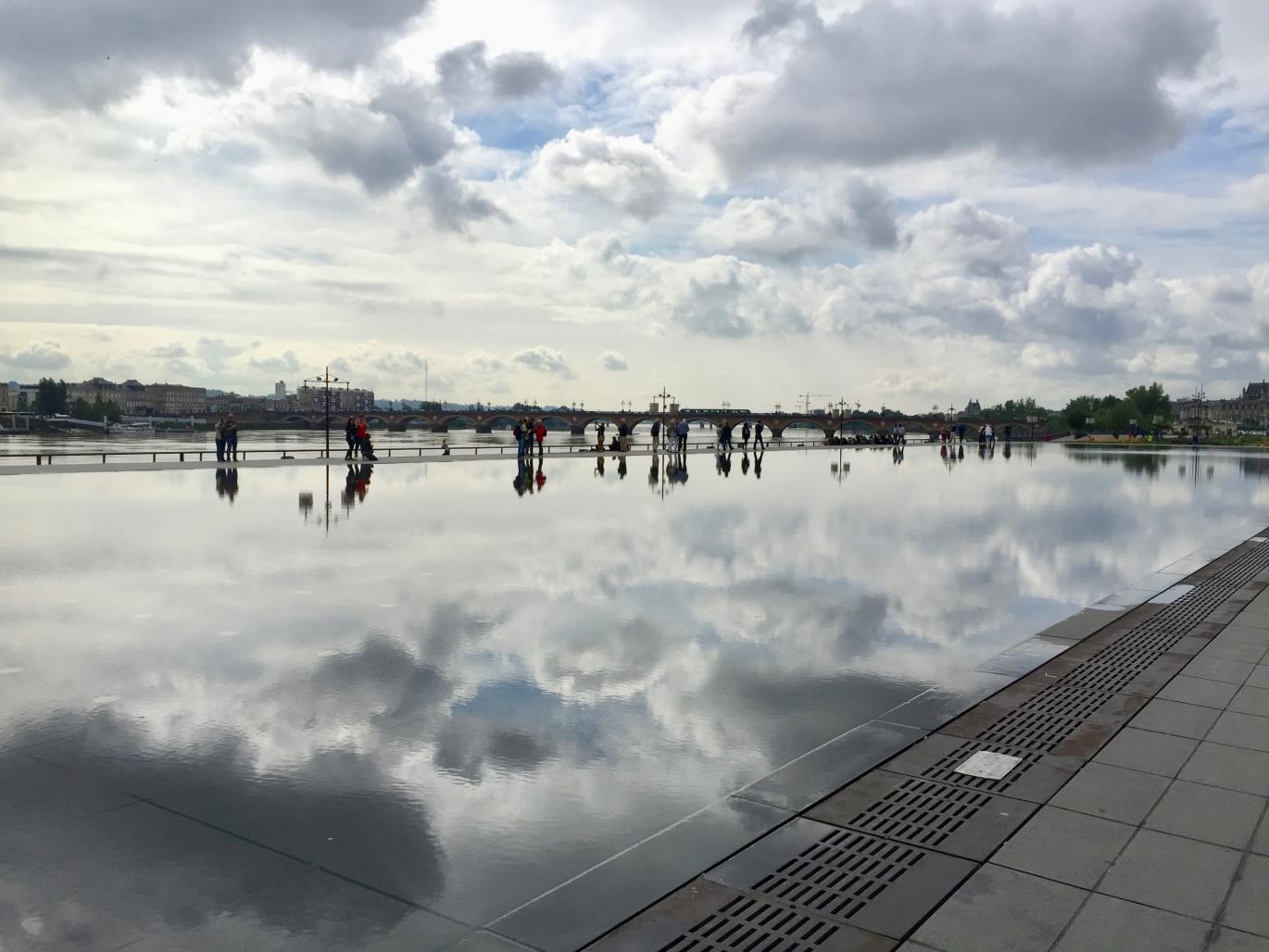证券交易所广场的水镜

注：Le miroir d’eau常见释义为水镜 ，place de la Bourse可理解为证券交易所广场 ，一般法国很多城市有以此命名的广场，这里因缺乏更多信息无法明确具体城市，故直接按字面翻译 丨法国丨JML Water Feature Design-15