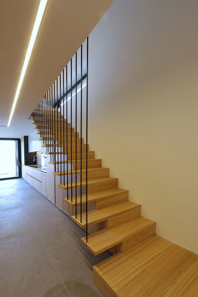 嵌入林地的周末别墅-42