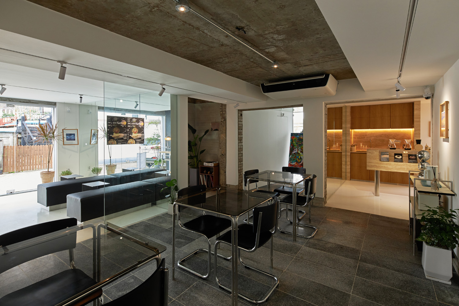 29°C 的温暖 | 木质氛围的咖啡厅设计-8