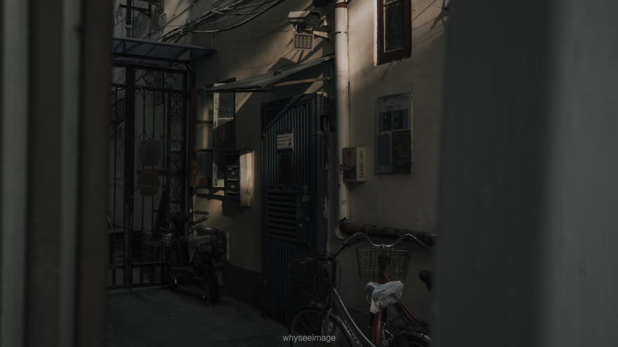 影子躺在地面上 · 不如回到街头丨中国上海丨whyseeimage-20