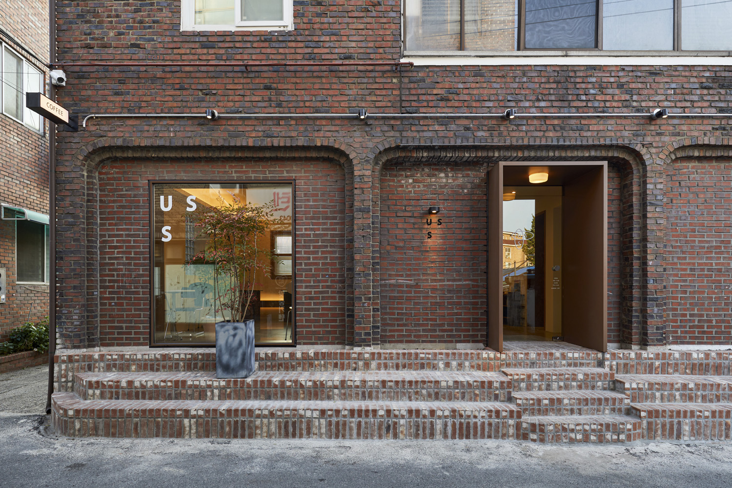 简约 37 平咖啡馆，白色与原木打造温馨空间-2