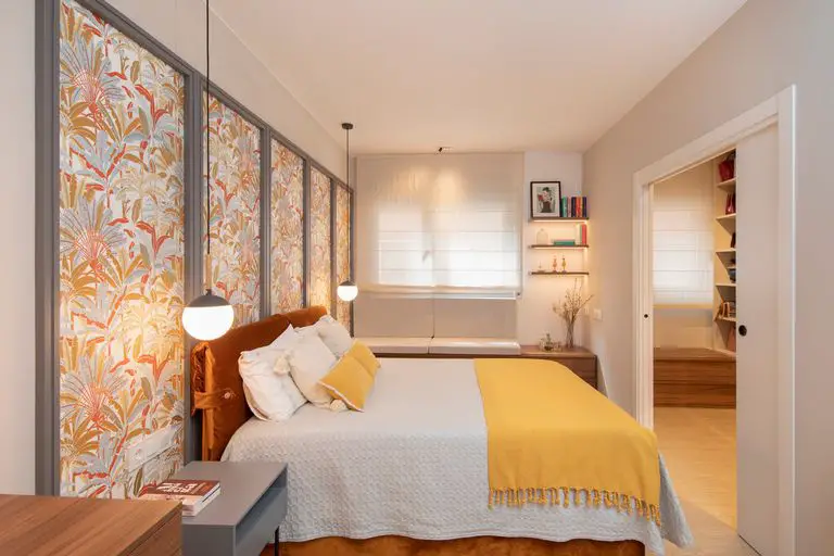 旋转家具打造开放式厨房,绿色与陶土色彩的巧妙运用-16