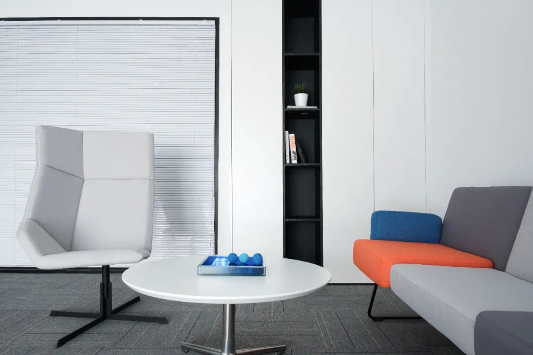 一則設計 | 纯净克莱因蓝风暴-13