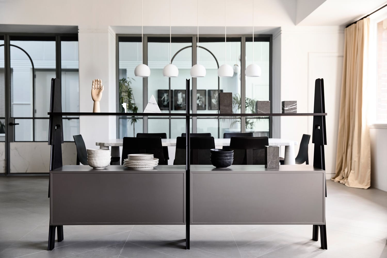 悉尼 Artedomus 展厅 | 电影老好莱坞风格设计,灵活展示产品-28