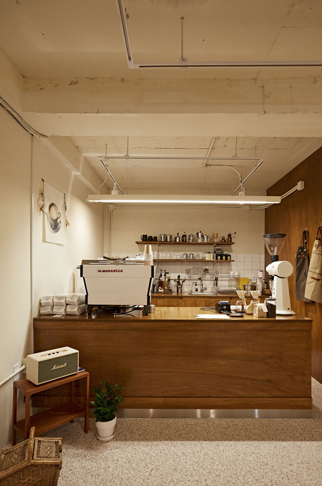 双层咖啡厅 | 白色与原木的 13 坪空间设计-10
