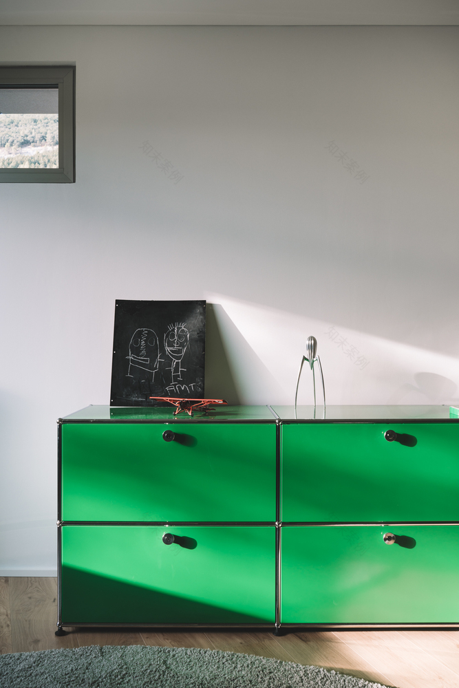 维奥住宅绿色景观中的现代石盒-27