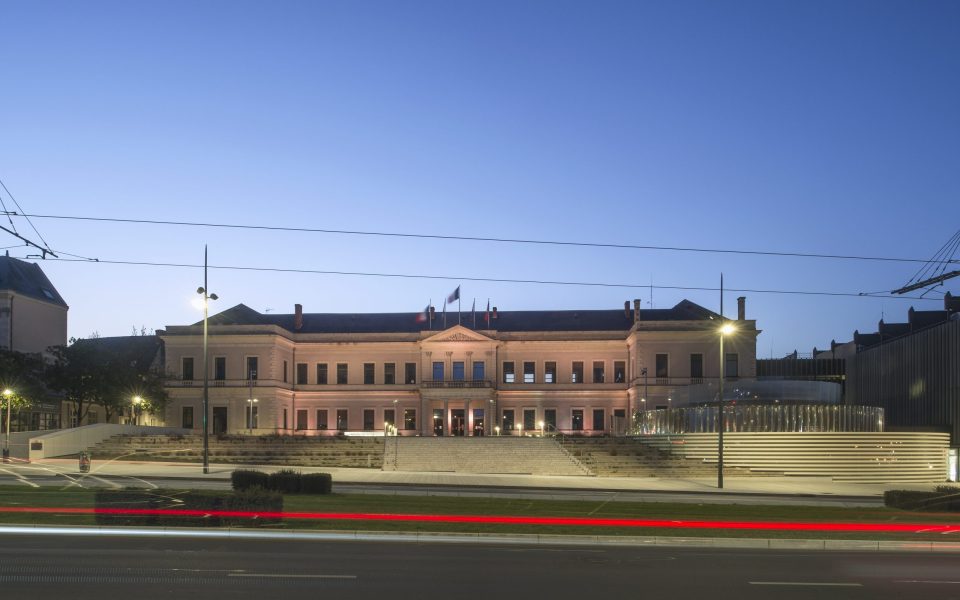 市政厅上下广场整治及议会厅立面重组项目丨法国丨布鲁诺·于埃建筑工作室-4